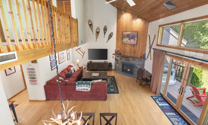 West Dover Casa | Spacious Corner Townhouse from Mt. Snow! Private hot tub!