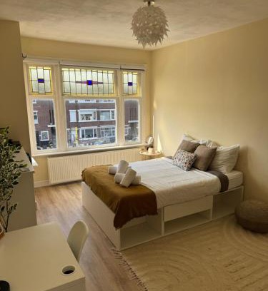 Laak Casa | Spacious Cosy Room With Private Bathroom
