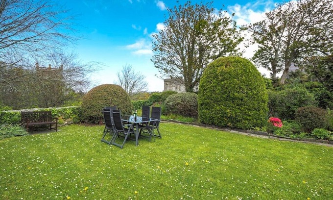 St Davids Cabaña | Spacious cottage in the heart of St Davids overlooking cathedral with parking .