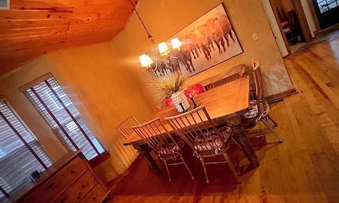 Camdenton Cabaña | Spacious Cottage on Golfing Resort w/ Ice Skating & More