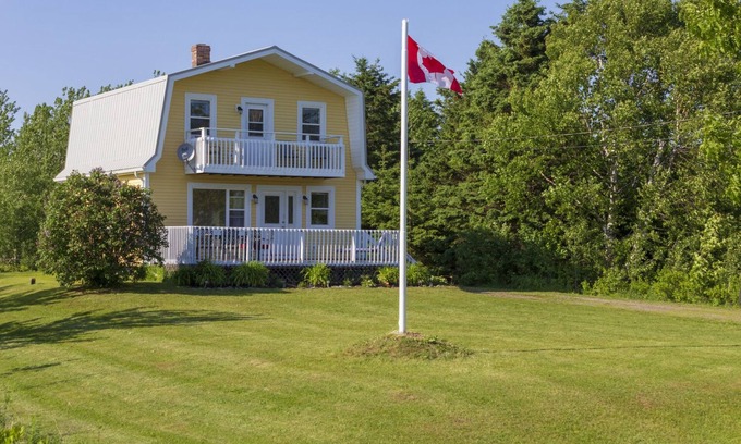 Canoe Cove Cabaña | Spacious Cottage with Backyard Built for Hosting