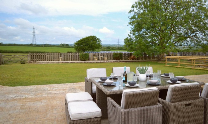 Holsworthy Casa | Spacious Countryside Escape in Devon with Hot Tub & Dog-friendly – Sleeps 10
