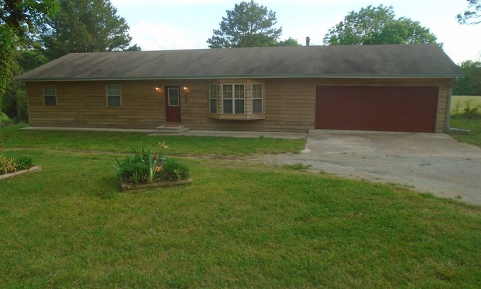 Berryville Casa | Spacious Country Home 1 hour from Eureka & Branson