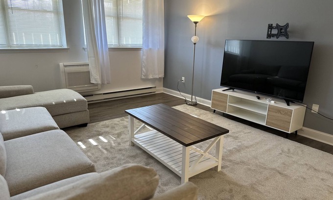 West Hartford Apartamento | Spacious Cozy 1BR Apartment