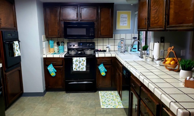 Merced Casa | Spacious cozy 4 bedroom 2 bath home in a quiet well established neighborhood