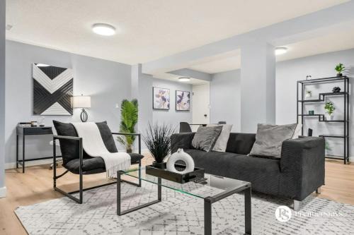 Southeast Calgary Apartamento | Spacious Cozy Couples Getaway Basement Suite in Sundance
