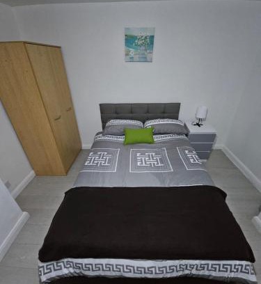 Newark upon Trent Casa | Spacious cozy double room with own bathroom and toilet