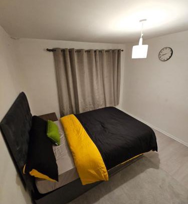 Newark upon Trent Casa | Spacious, cozy double room 3 with amenities