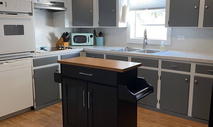 Sulphur Casa | Spacious, cozy home in quiet neighborhood.