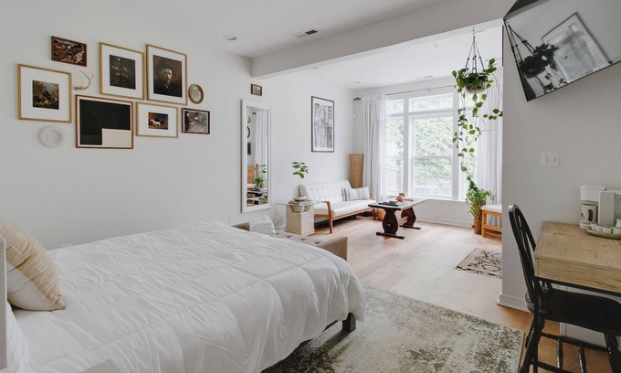 North Chesterfield Casa | Spacious & Cozy Modern Art Suite - Centrally Located!