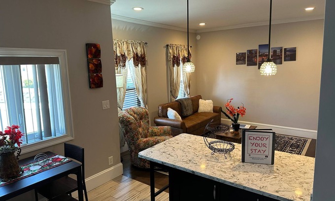 Malden Apartamento | Spacious, Cozy, near T station -Private Parking -Free Wifi -Washer & Dryer - AC