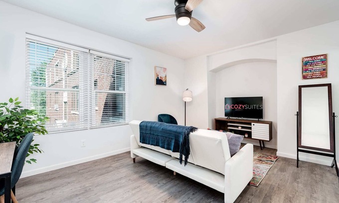 DeBaliviere Place Apartamento | Spacious Cozysuites 2BR Condo w/parking! 02