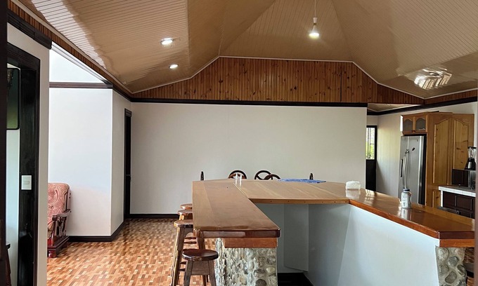 San Isidro de El General Casa | Spacious House w/incredible views of San Isidro - 25 min from Playa Domincal!