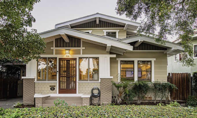 Willmore Casa | Spacious Craftsman House in Downtown LB - 5 car parking - Ideal for large groups