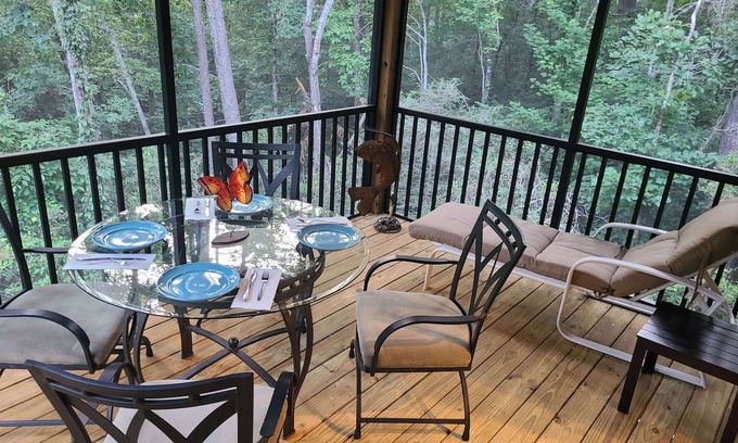 Cleveland Casa | NORTE. Ga Wine Area- Cabaña 4BR en Trout Stream-Bañera de hidromasaje y sala de juegos - ¡Cerca de Helen!
