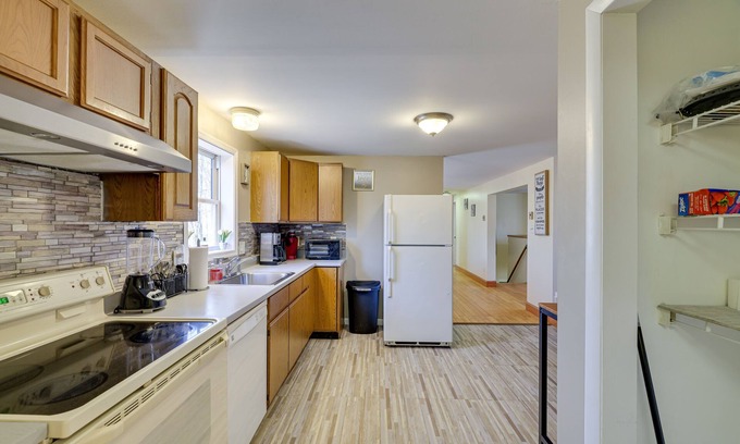 Cresco Casa | Spacious Cresco Home w/ Pool Table & Deck!