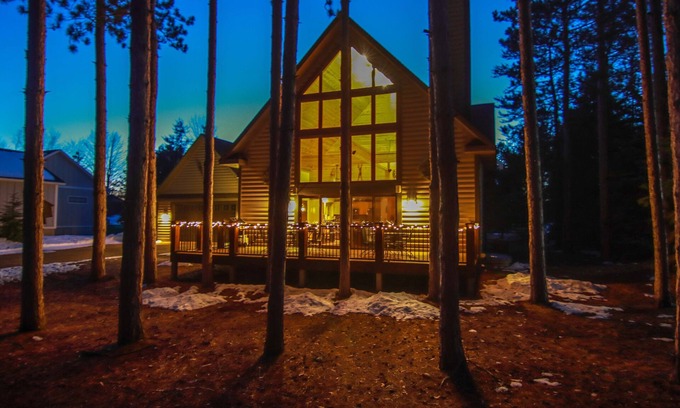 Thompsonville Cabina | Spacious Crystal Mountain Resort Cabin w/ Game Rm! Minutes to Ski/Golf/Spa/Pool!
