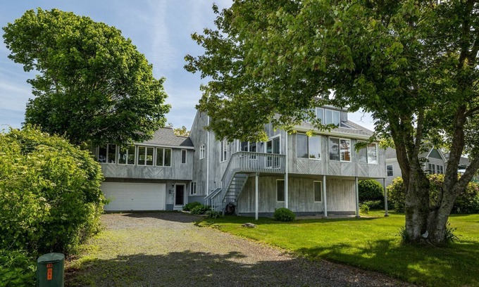 Point Judith Casa | Spacious&Custom Built Contemporary Home- 5 bed, 3 full bath located on Southern Tip of Narragansett!