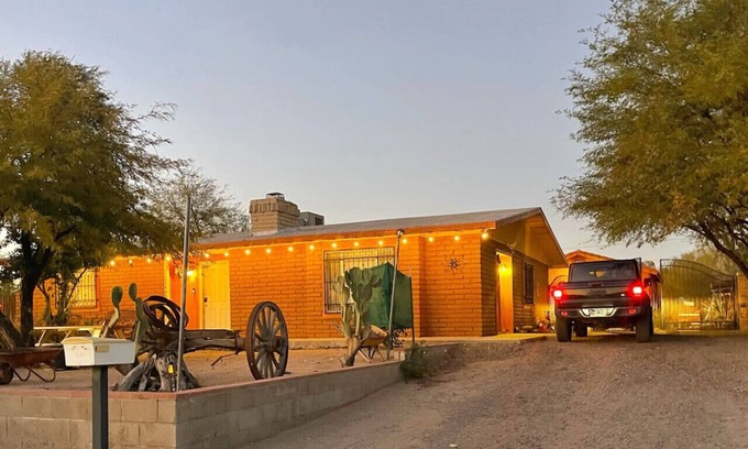 Marana Casa | Spacious Desert Getaway ~ Scenic Views ~ Hammock!