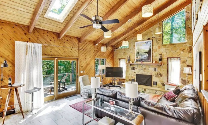 Bushkill Cabina | Spacious "Design Lodge" In Woods - Bushkill