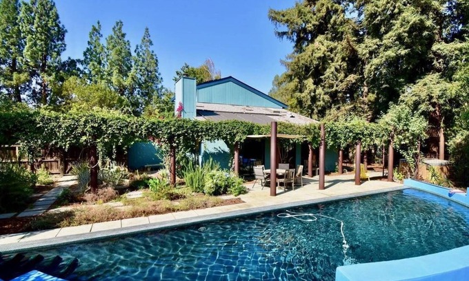 West Davis Manor Casa | Spacious Designer House with a Garden Yard