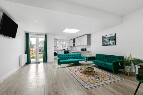 London Borough of Hounslow Casa | Spacious Detached House with 7 Beds Includes Ping Pong and Pool Table Sleeps 14 Free Parking