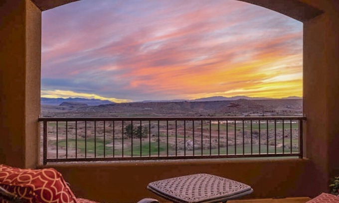 Washington Casa | Spacious dog-friendly townhome with Ping-Pong, pool, hot tub, & sunset views