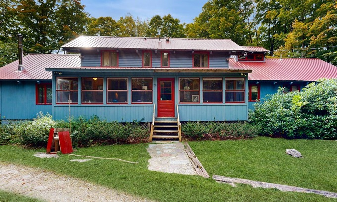 Forest Farms Casa | Spacious dog-friendly home, fireplace, firepit, sauna, jet tub, decks, wifi