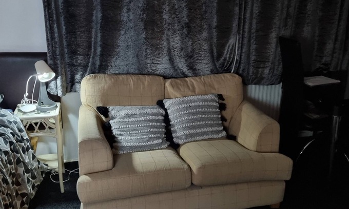 Greasbrough Apartamento | Spacious Double Bedroom With Kitchenette Perfect for Couples or Professional