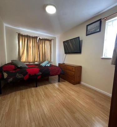 Custom House Casa | Spacious Double Room Near ExCeL London
