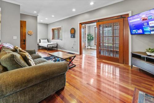Holy Cross Casa | Spacious Downtown Apartment with Free Parking