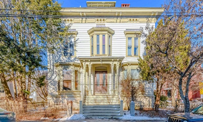 West End Apartamento | Spacious downtown apartment with historic charm, natural light, AC & W/D access