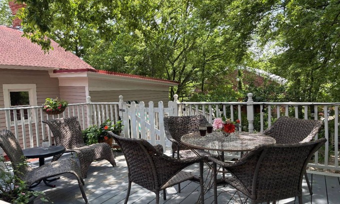 Downtown Little Rock Cabina | Romance, Style & Comfort