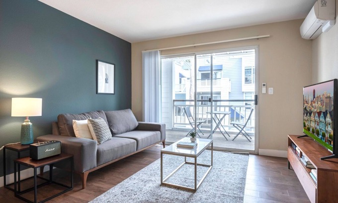 Old Mountain View Apartamento | Spacious DT Mountain View 2BR w/ Gym, Pool, Parking, W/D by Blueground