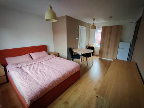Peterborough Apartamento | Spacious En-Suite Rooms & Off-Suite Rooms Near Hospital and Shops