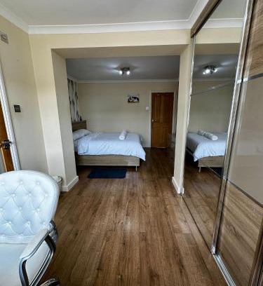 Heath Casa | Spacious Ensuite Room With Garden View