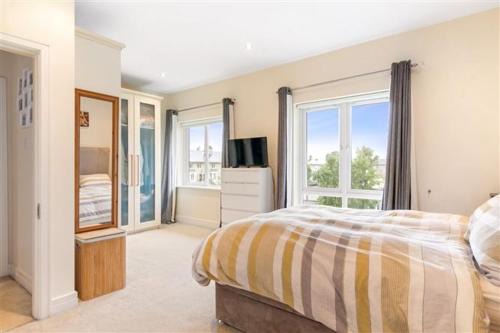 Malahide Casa | Spacious ensuite room with free parking