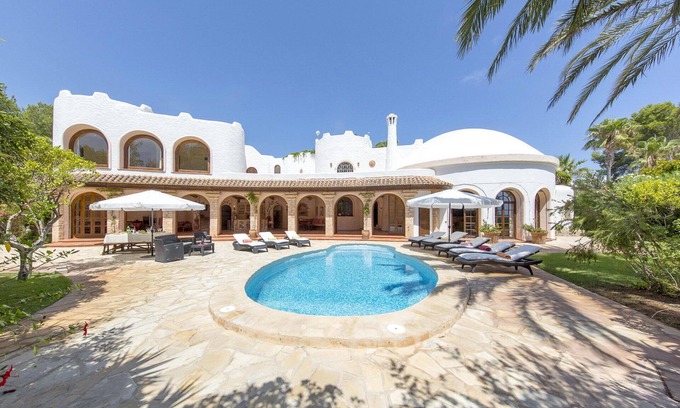 Santa Eulalia del Río Villa | Amplia villa con un hermoso jardín, piscina privada en la playa de Cala Llenya