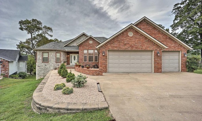 Eureka Springs Casa | Spacious Eureka Springs Home with Lake Views!