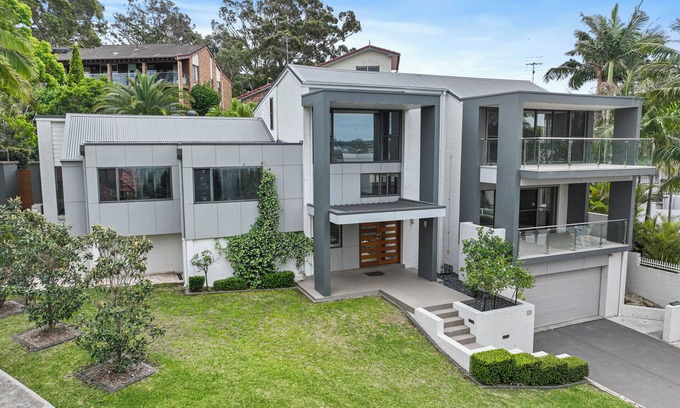 Speers Point Casa | Spacious Executive Home with Lake Views