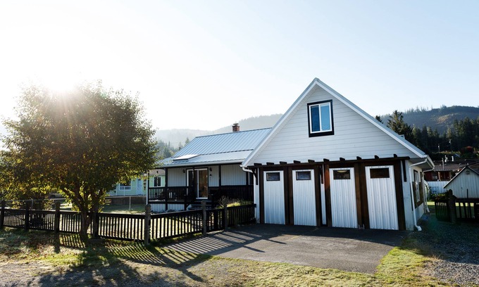 Port Renfrew Casa | "Casa de huéspedes Sea Glass Guest House", espaciosa, ideal para familias, con 4 dormitorios y 2 baños, ¡muy privada!