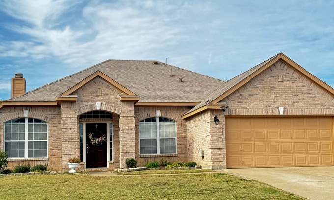 Grand Prairie Casa | Spacious Family-Friendly House Free cancelation.