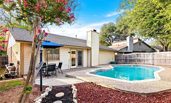 North San Antonio - SAT Casa | Spacious Family Friendly Pool House Sleeps 10 ppl!