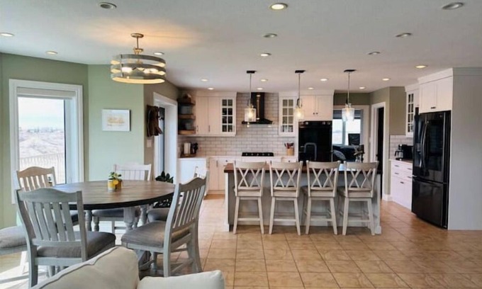 Lethbridge County Casa | Spacious, family-friendly retreat; panoramic views