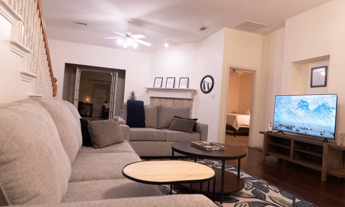 North Central Carrollton Casa | Spacious family friendly home. Close to shopping and restaurants.