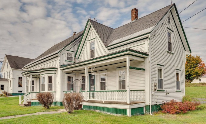 Pittsburg Casa | Spacious, family friendly 5-bedroom home in Pittsburg village with trail access.