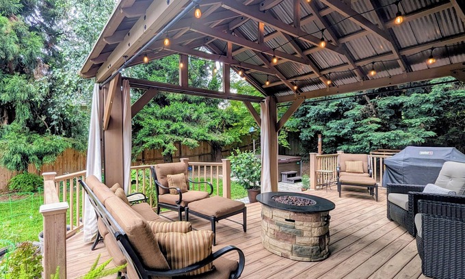 Dundee Casa | Spacious Family Friendly 3-bedroom House with AC, WiFi, Hot Tub, Play Structure