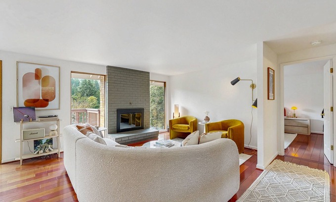 Fox Hollow Casa | Spacious family-friendly home with mountain views - near University of Oregon