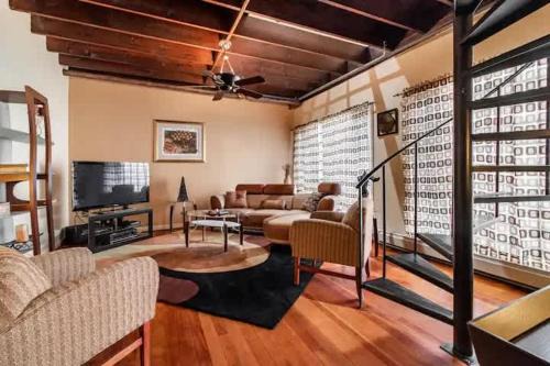 Hough Casa | Spacious Family Getaway - Near Cleveland Clinic