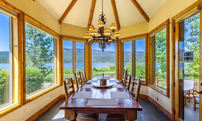 Big Bear Lake Chalet De Esquí | Frente al lago de alta gama, vecindario significativo, bañera de hidromasaje, mesas de juego, excelentes vistas.